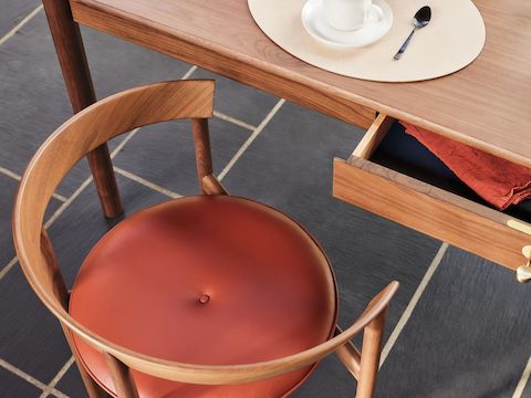 Fauteuil Comma devant une table Edel Grand, vu du dessus.