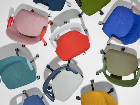 Vista desde arriba de nueve sillas Zeph en muchos colores.