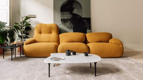 Luva Modular Sofa als Dreisitzer und Cyclade Tische in Marmor und Ebenholz.