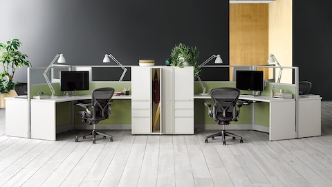 Sillas de escritorio ergonómicas Aeron negras en las estaciones de trabajo Action Office en una oficina abierta.