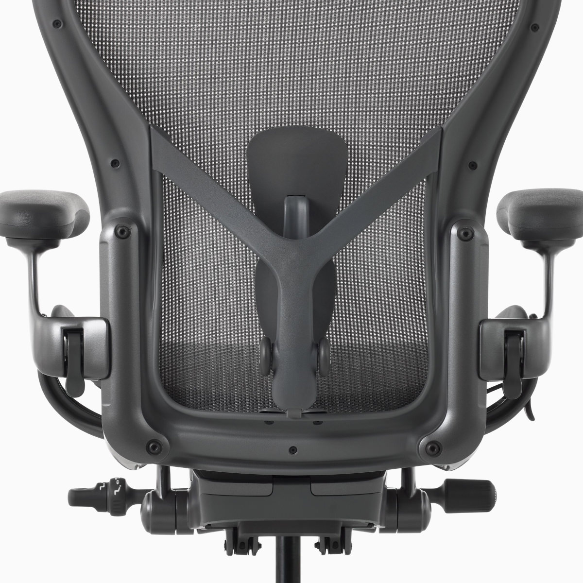 Visão por trás de uma cadeira Aeron com PostureFit SL ajustável.