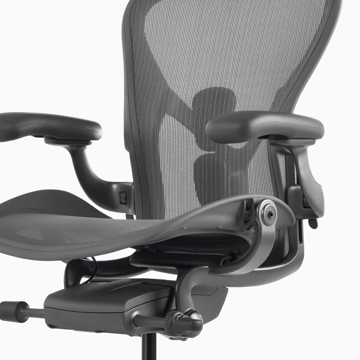 Vista en ángulo de una silla Aeron donde se destaca la funcionalidad de la inclinación Harmonic 2.