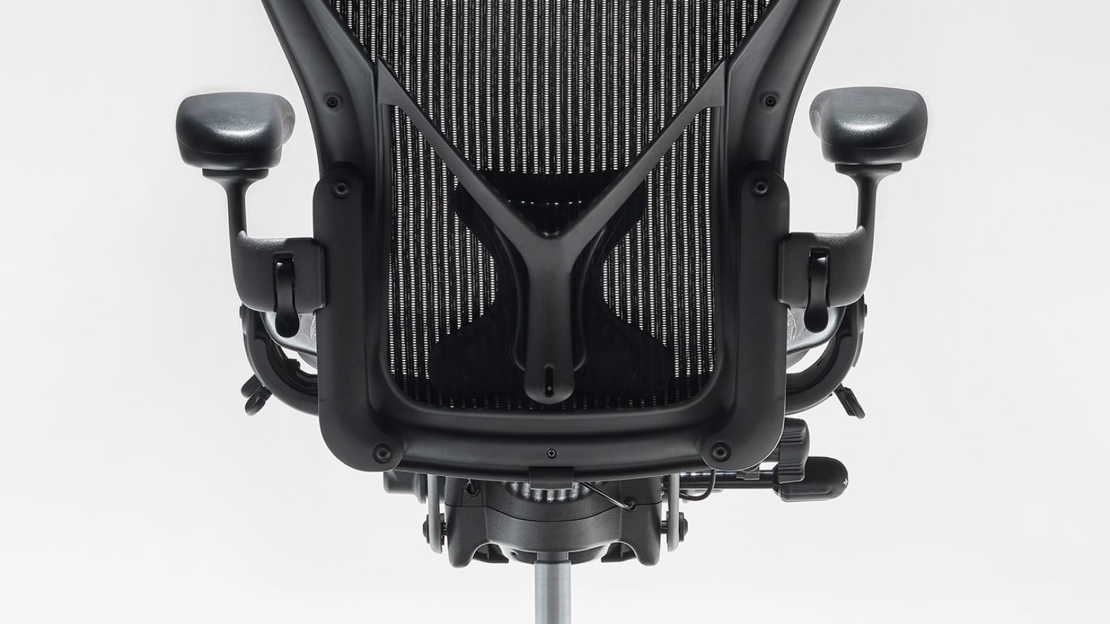 Rückansicht eines Aeron Stuhls mit anpassbarer PostureFit SL.