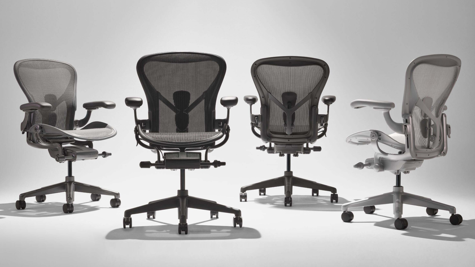 Vier Aeron-stoelen in vier verschillende kleuren.