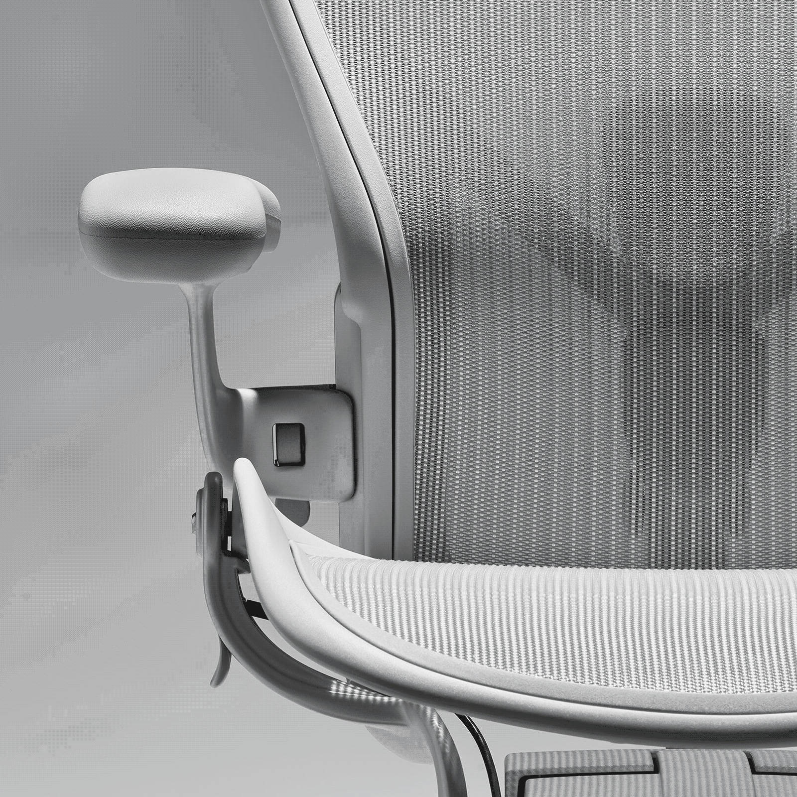 Eine Animation der vier verschiedenen Materialvarianten des Aeron Stuhls.