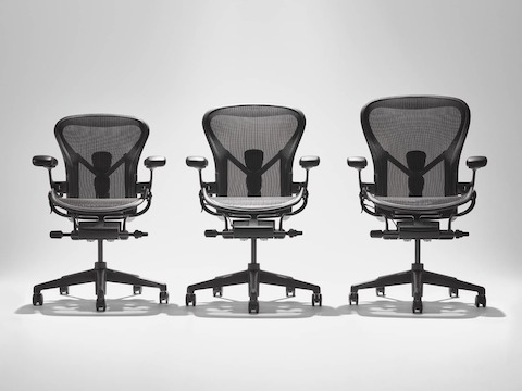 Três cadeiras Aeron em ordem crescente de tamanho, A, B e C.