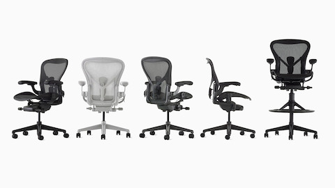 Quatro cadeiras Aeron em quatro cores e uma banqueta Aeron.