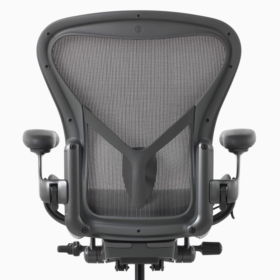 Uma visão por trás de uma cadeira Aeron com a opção PostureFit.
