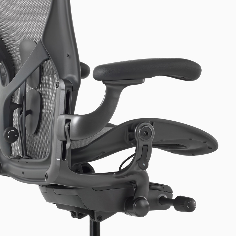 Schrägansicht eines Aeron Stuhls mit höhenverstellbaren, schwenkbaren Armlehnen.