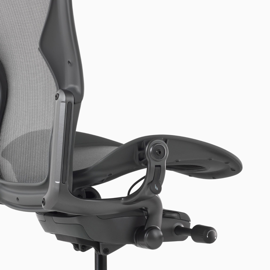 Uma visão em ângulo de uma cadeira Aeron sem braços.