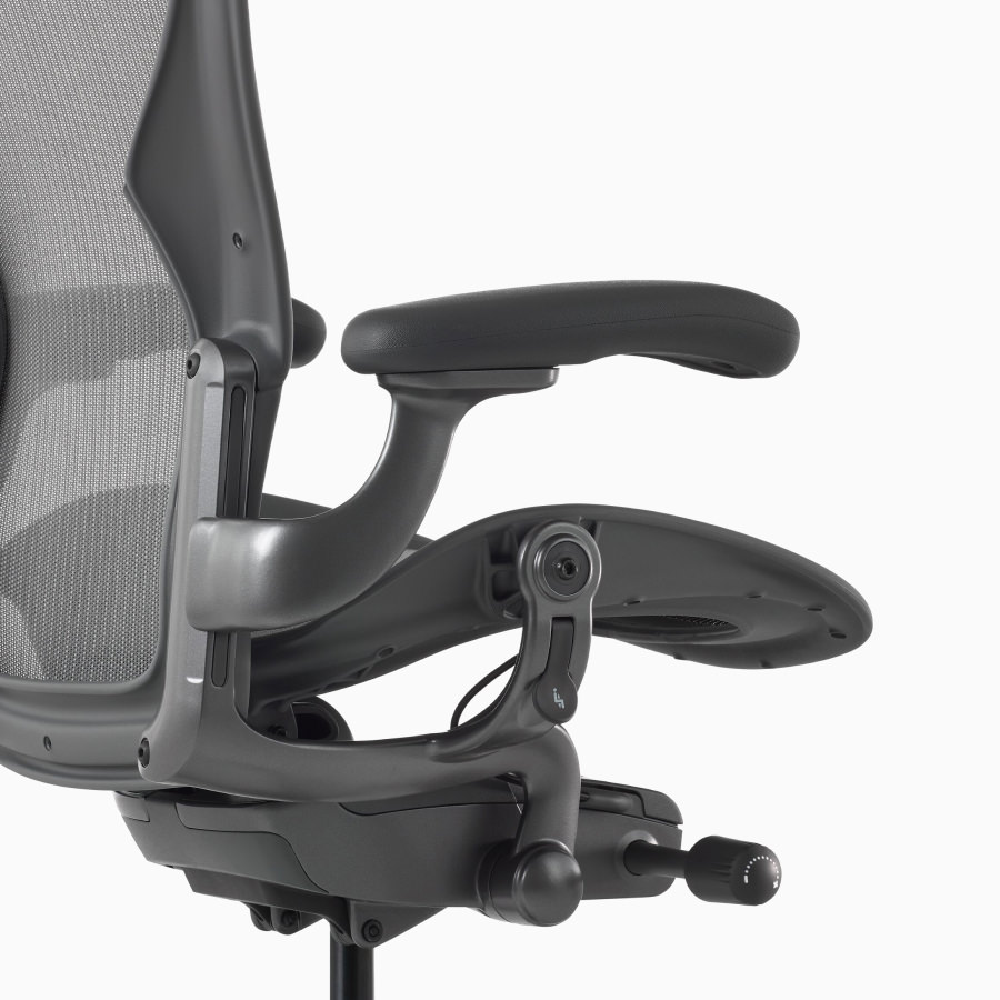 Uma visão em ângulo de uma cadeira Aeron com braços fixos.