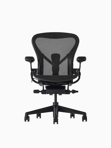 Cadeira Aeron preta fosca em um fundo branco com base 5 estrelas e suporte para as costas ergonômico, vista frontalmente.
