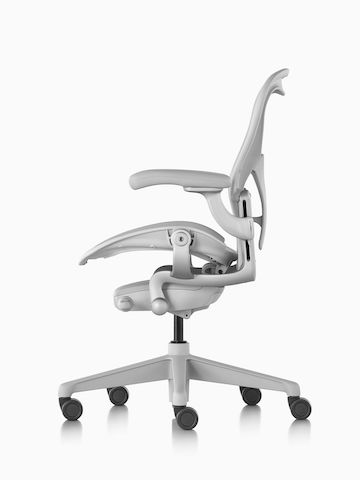 Vista lateral de una Silla Aeron en color gris claro.
