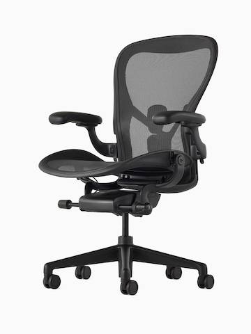 Silla Aeron negra mate sobre fondo blanco con base de 5 radios y apoyo de respaldar ergonómico, vista en ángulo frontal.