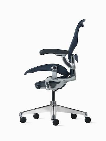 Vista lateral de una Silla Aeron en color azul oscuro con base y apoyo lumbar de aluminio pulido.