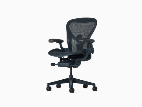 Vista frontal de una Silla Aeron en azul oscuro con PostureFit SL.