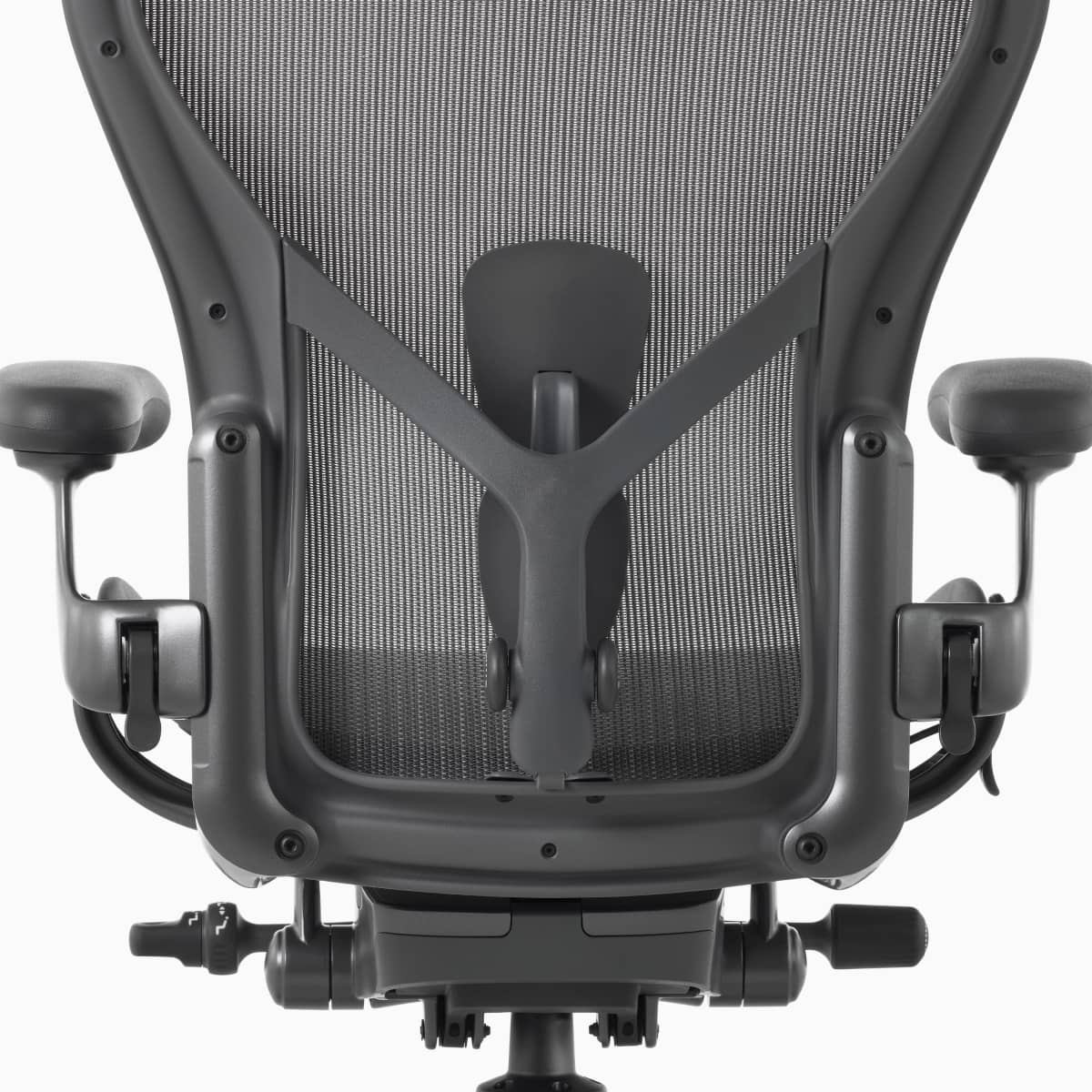 Vista posterior de una silla Aeron con PostureFit SL ajustable.