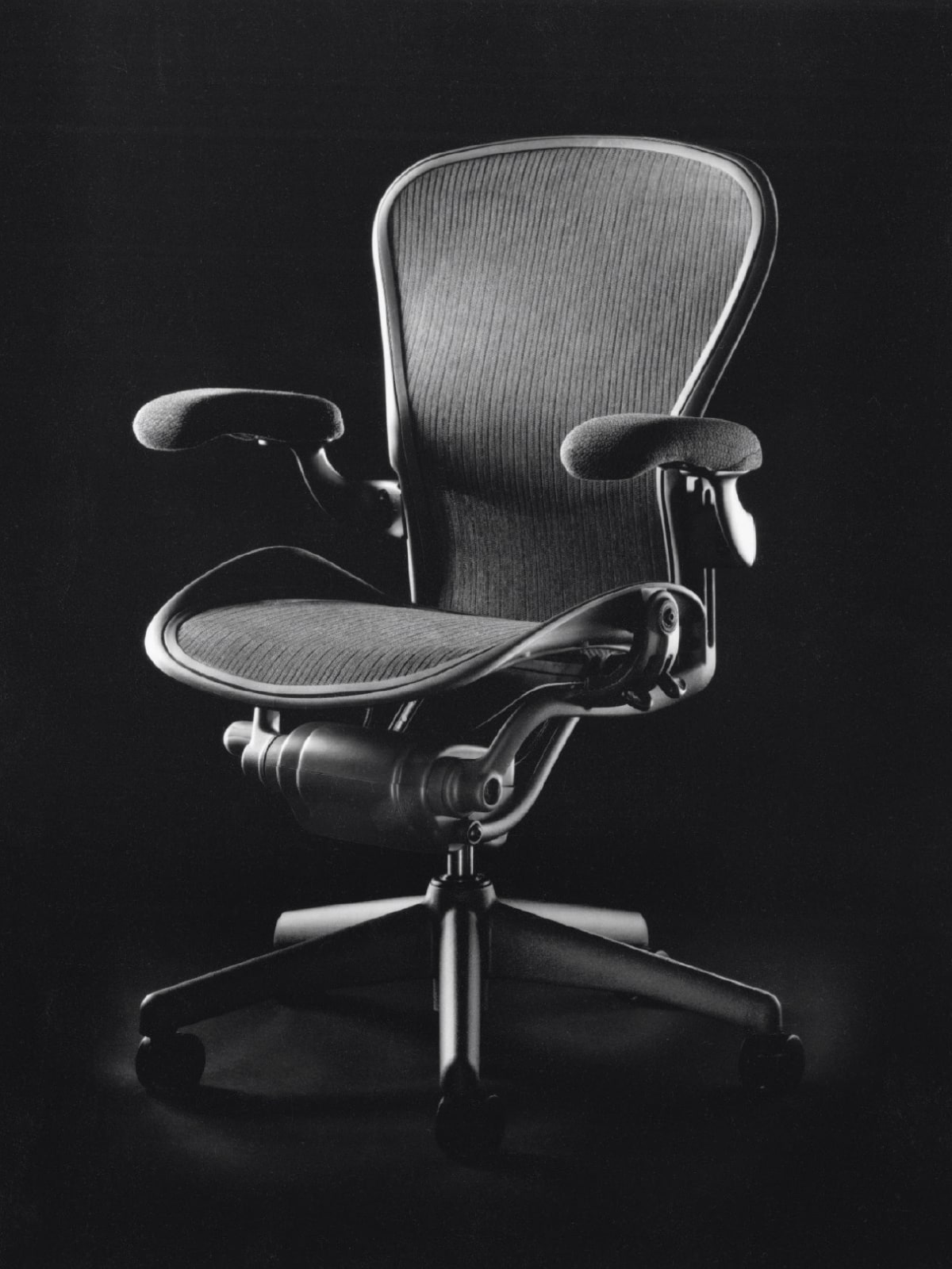 Una silla Aeron en negro con base de estrella de 5 puntas.