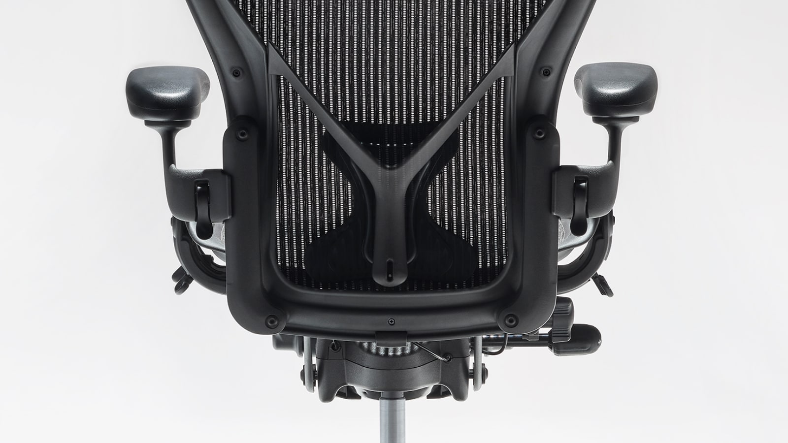 Vista posterior de una silla Aeron con PostureFit SL ajustable.