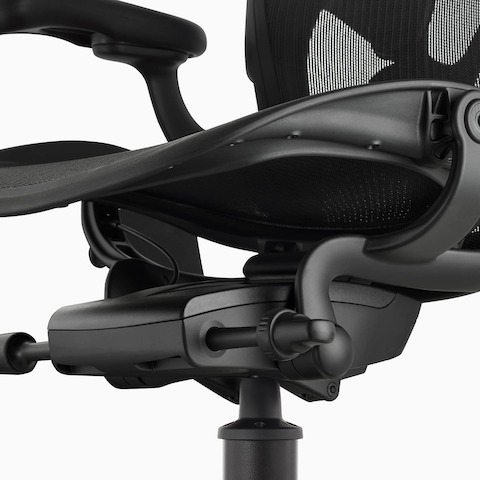 Primer plano de las opciones de ajuste de un taburete Aeron en negro. Primer plano de las opciones de ajuste de un taburete Aeron en negro.
