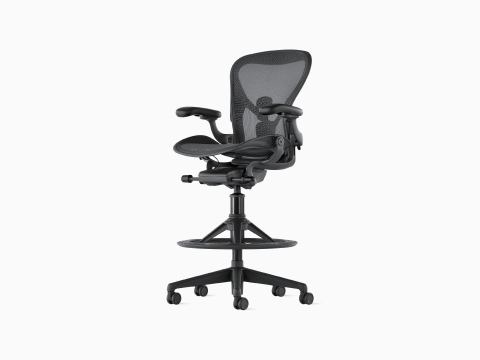 Un taburete Aeron sobre un fondo blanco con base de estrella de 5 puntas y apoyo de respaldar ergonómico, visto desde un ángulo.