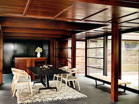 Uma mesa AGL preta usada como mesa de jantar em um ambiente residencial contemporâneo.