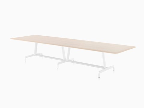 Un lungo tavolo rettangolare AGL con piano in impiallacciato chiaro e base in alluminio bianco, visto da un angolo di 45 gradi.
