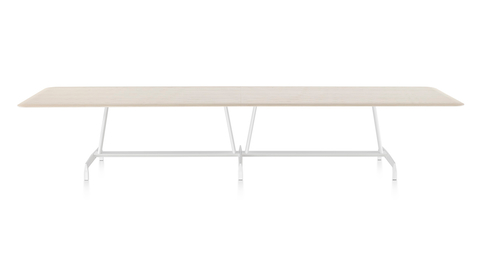 Ein langer rechteckiger AGL Tisch mit einer hellen Furnierplatte und einer weißen Aluminiumbasis, von vorne gesehen.