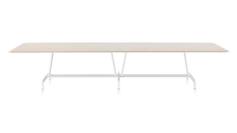 Uma longa mesa retangular AGL com um tampo de faceta leve e base de alumínio branca.