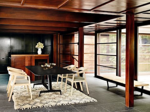 Uma mesa AGL preta usada como mesa de jantar em um ambiente residencial contemporâneo.
