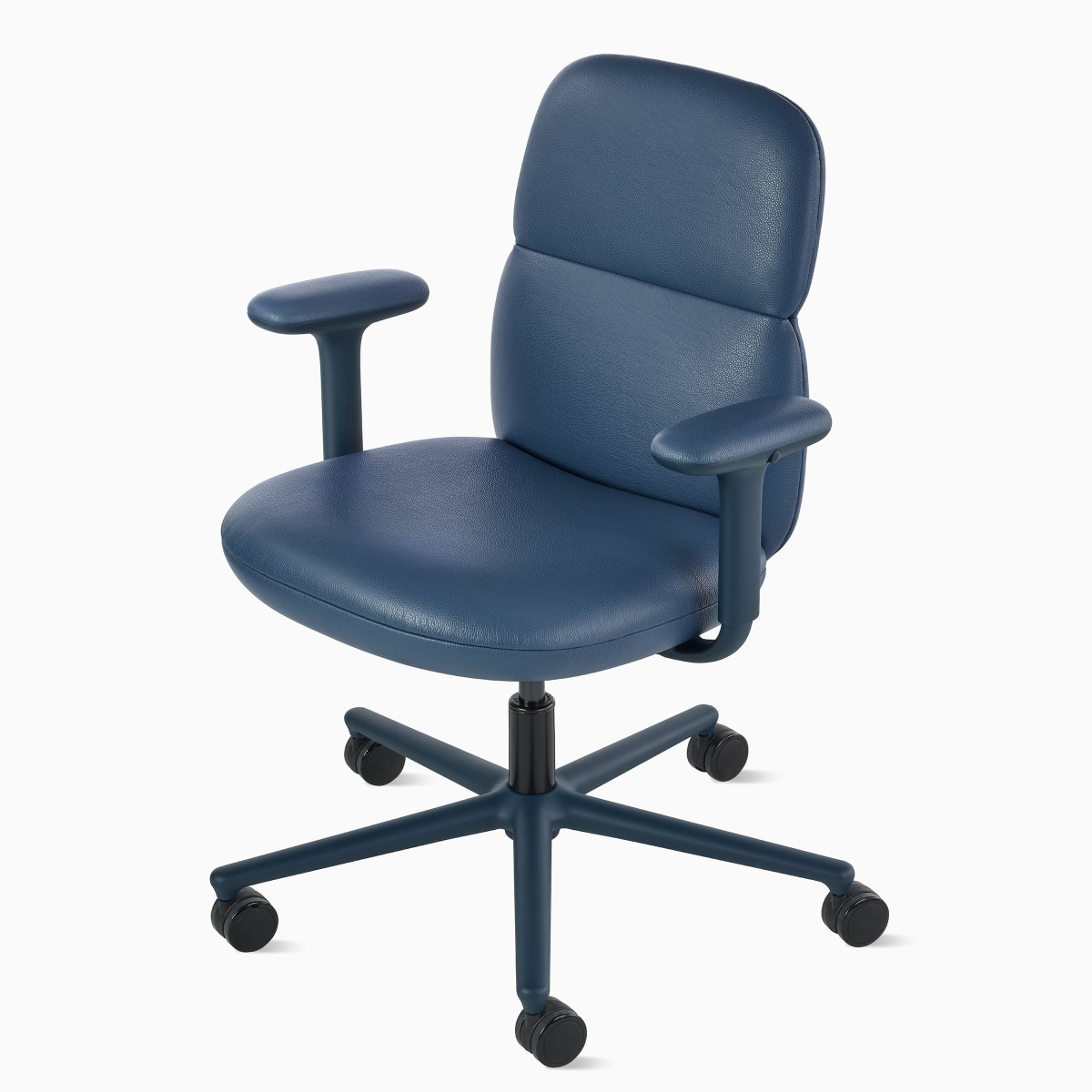 深蓝色中靠背扶手高度可调 Asari 座椅的顶角视图。