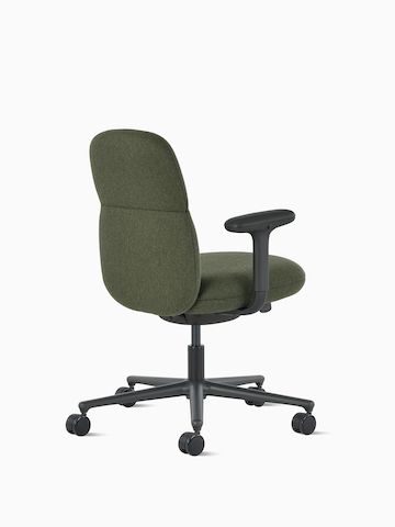 Vista de ángulo posterior de una silla Asari con respaldo medio de Herman Miller color verde oliva con brazos con altura ajustable gris oscuro.