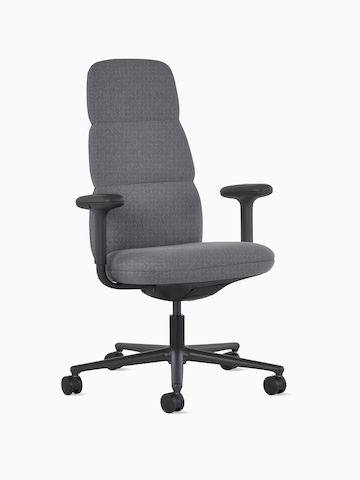 Vista de ángulo de frente de una silla Asari con respaldo alto de Herman Miller color gris oscuro con brazos con altura ajustable.
