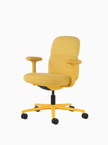 Vista de ángulo de frente de una silla Asari con respaldo medio de Herman Miller color amarillo con brazos con altura ajustable.