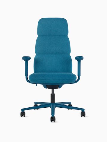 Vista frontale di una seduta Asari con schienale alto di Herman Miller, color tè blu, con braccioli regolabili in altezza.