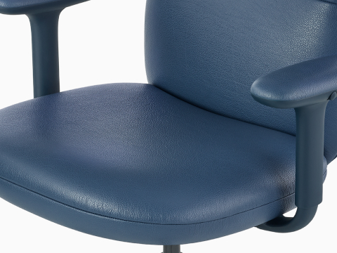深蓝色中靠背扶手高度可调 Asari 座椅的顶角视图。