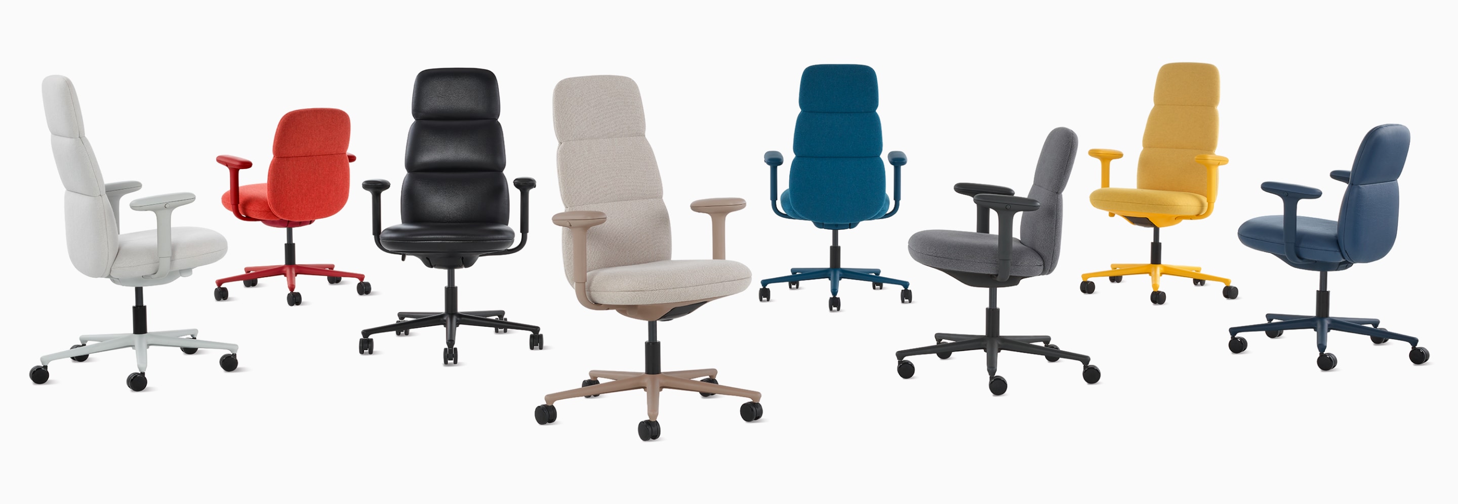 Um grupo de oito cadeiras Asari da Herman Miller com braços com altura ajustável em todas as opções de cores disponíveis. Há cinco cadeiras com encosto alto e três cadeiras com encosto médio.