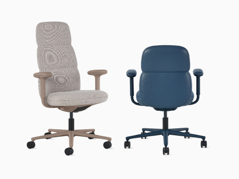 Vista de ángulo de frente de una silla Asari con respaldo alto de Herman Miller color marrón claro con brazos con altura ajustable. Vista posterior de una silla Asari con respaldo medio de Herman Miller en cuero azul oscuro y con brazos con altura ajustable.