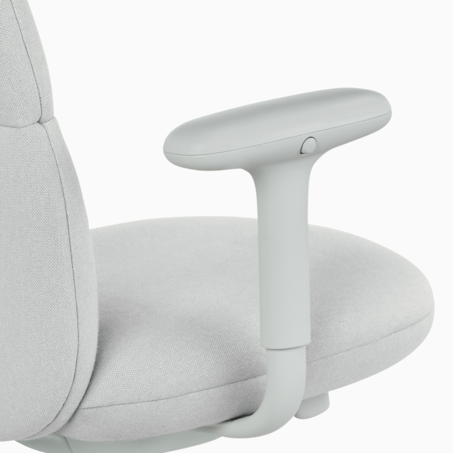 Herman Miller 带高度可调式扶手的浅灰色 Asari 椅子的详细视图。