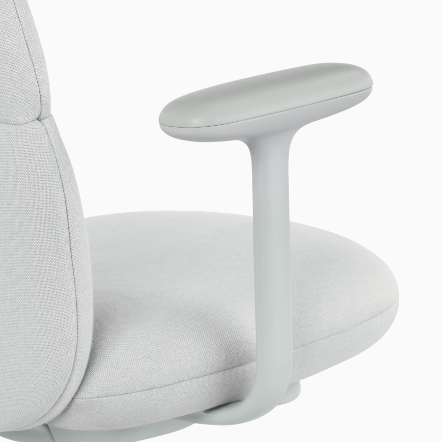 Vista em detalhes de uma cadeira Asari da Herman Miller com braços fixos na cor cinza-claro.