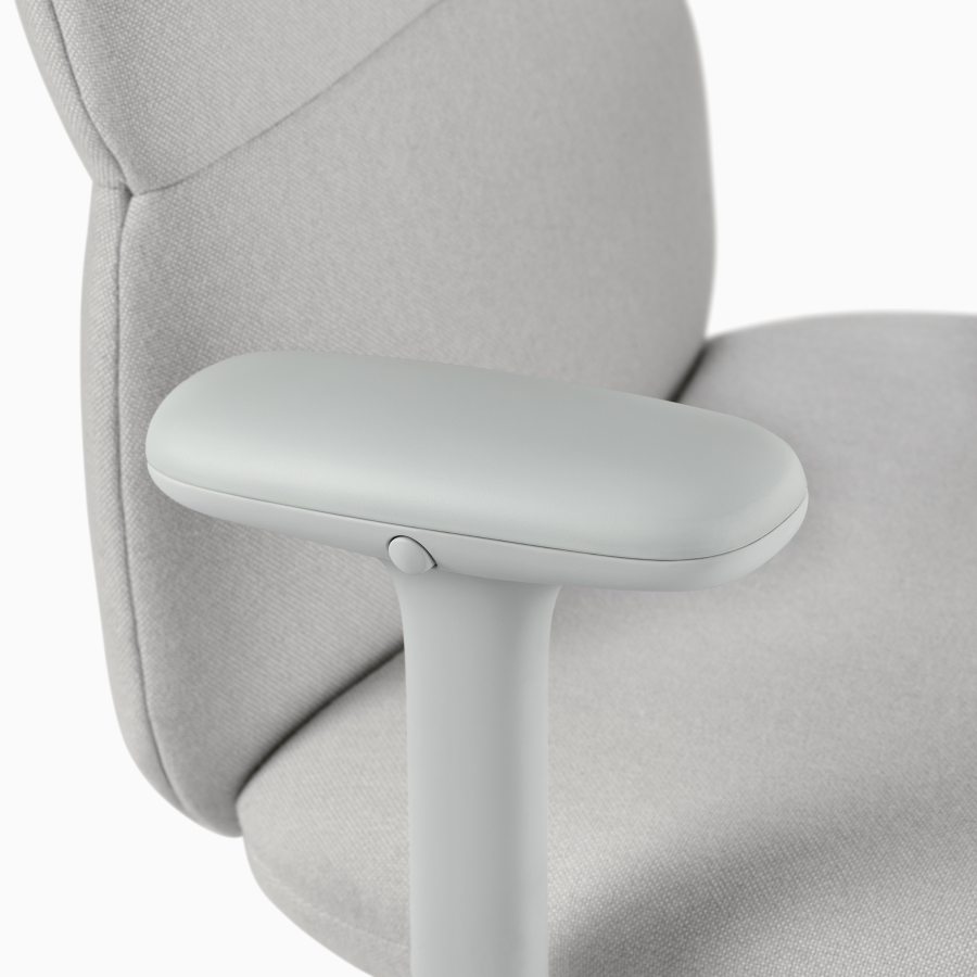 Vista em detalhes de uma cadeira Asari da Herman Miller na cor cinza-claro com braços com altura ajustável.