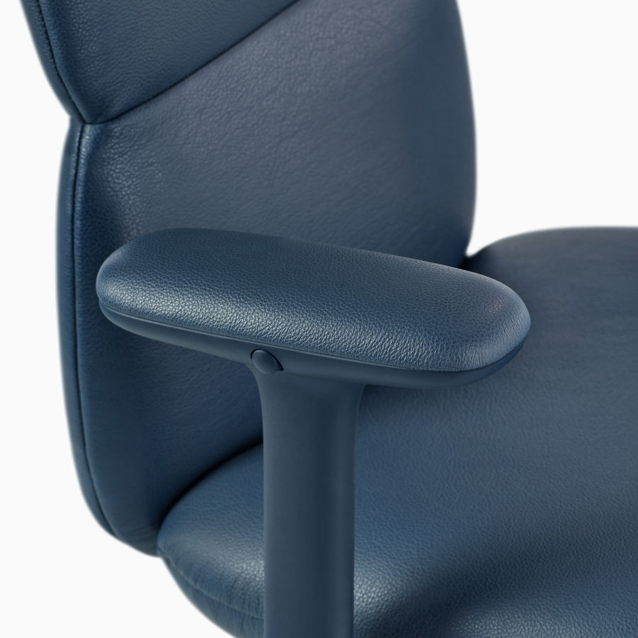 Herman Miller 的 Asari 座椅的详细视图，座椅采用深蓝色皮革，扶手高度可调