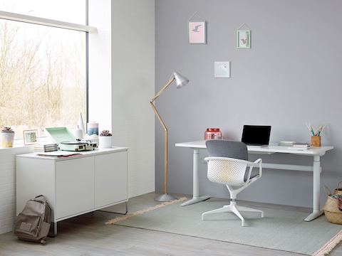 Ein kleines privates Büro mit grauem Keyn Stuhl, Stauraum und höhenverstellbarem Schreibtisch von Atlas Office Landscape.
