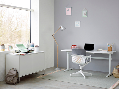 由一张灰色的Keyn座椅、储物单元和Atlas Office Landscape的高度可调式办公桌构成的小型私人办公室。