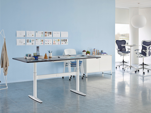 高さ調整可能なAtlas Office Landscapeテーブル、ストレージユニット、ブルーのミラ2スツールがあるコラボレーションエリア。