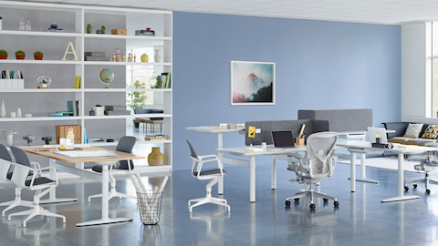 主要由一组坐姿-站姿高度可调式办公桌和一张Atlas Office Landscape的长方形桌子构成的协作设置。