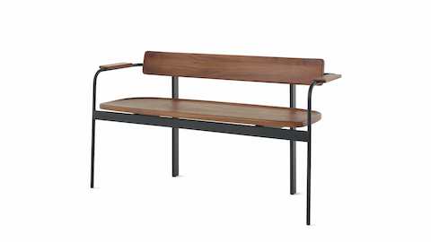 配有胡桃木椅座、靠背、扶手和黑色框架的Betwixt长凳。