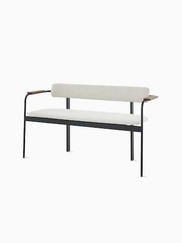 配有灰色织物椅座和靠背、胡桃木扶手和黑色框架的Betwixt长凳。