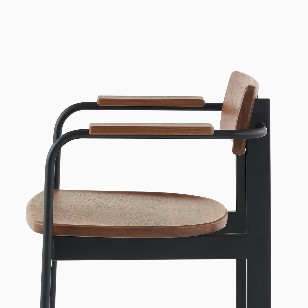 Een Betwixt-stoel met een walnoot rugleuning, zitting en armleuningen met een zwart frame.