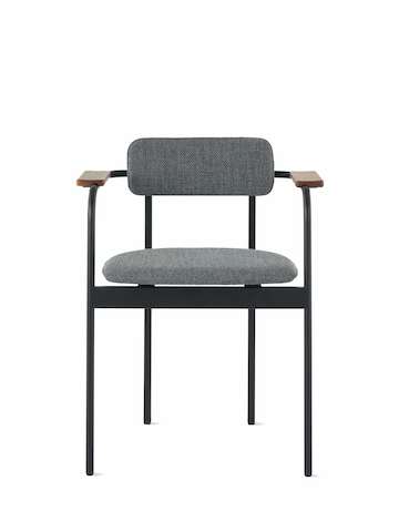 Ein Betwixt Stuhl mit Sitzfläche und Rückenlehne mit Stoffbezug, Armlehnen in Nussbaum und Rahmen in Schwarz.